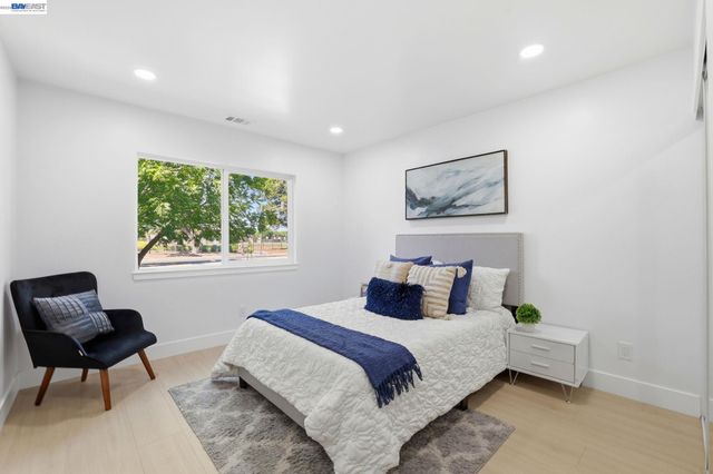 1913 W Middlefield Rd, Mountain View, CA 94043