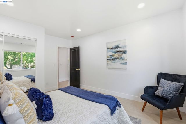 1913 W Middlefield Rd, Mountain View, CA 94043