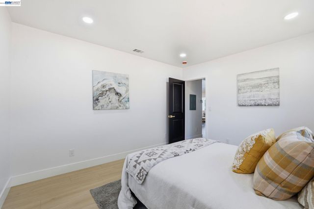 1913 W Middlefield Rd, Mountain View, CA 94043