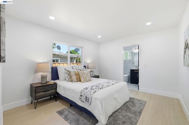 1913 W Middlefield Rd, Mountain View, CA 94043