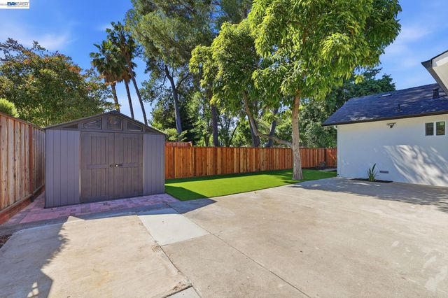 1913 W Middlefield Rd, Mountain View, CA 94043
