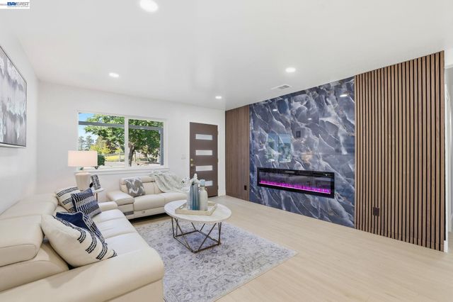 1913 W Middlefield Rd, Mountain View, CA 94043