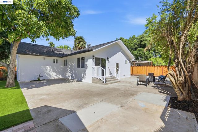 1913 W Middlefield Rd, Mountain View, CA 94043