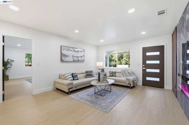 1913 W Middlefield Rd, Mountain View, CA 94043