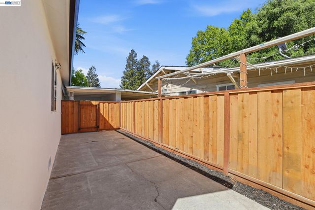 1913 W Middlefield Rd, Mountain View, CA 94043