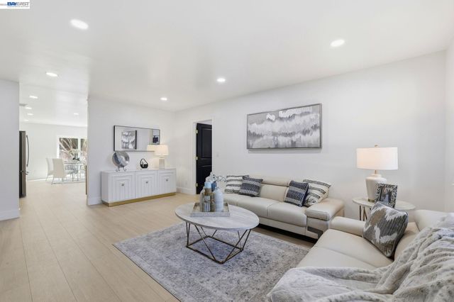 1913 W Middlefield Rd, Mountain View, CA 94043
