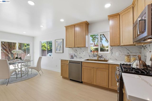 1913 W Middlefield Rd, Mountain View, CA 94043