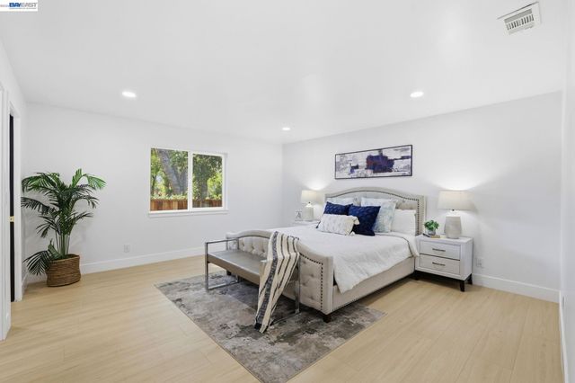 1913 W Middlefield Rd, Mountain View, CA 94043