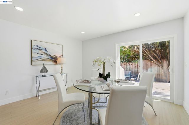 1913 W Middlefield Rd, Mountain View, CA 94043