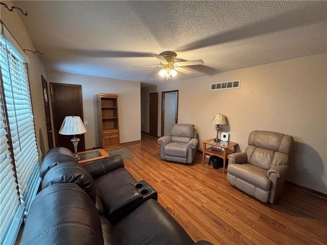 1104 Halsey Terrace, Harrisonville, MO 64701