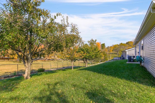 2305 THOMAS DR, Columbia, MO 65202