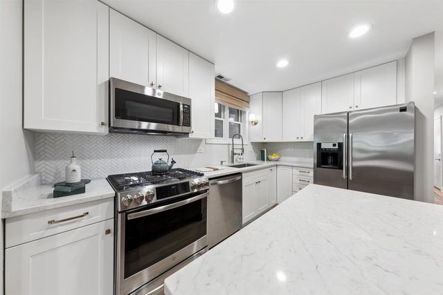2555 N Southport Avenue 3, Chicago, IL 60614