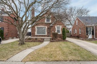 1525 Hollywood Avenue, Grosse Pointe Woods, MI 48236
