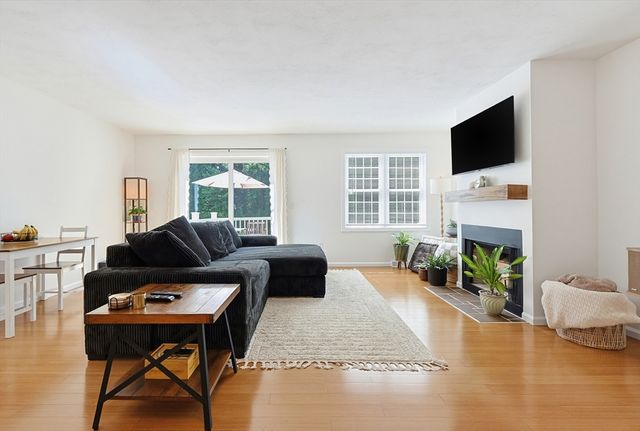 212 Laurelwood Dr 212, Hopedale, MA 01747