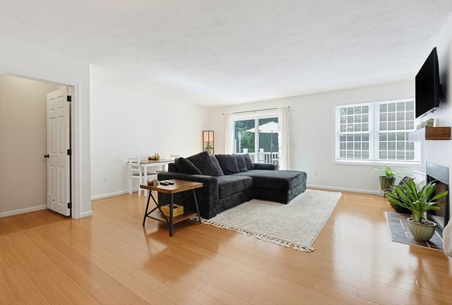 212 Laurelwood Dr 212, Hopedale, MA 01747