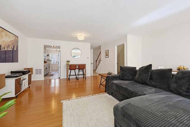 212 Laurelwood Dr 212, Hopedale, MA 01747