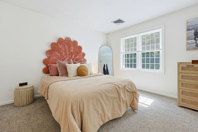 212 Laurelwood Dr 212, Hopedale, MA 01747