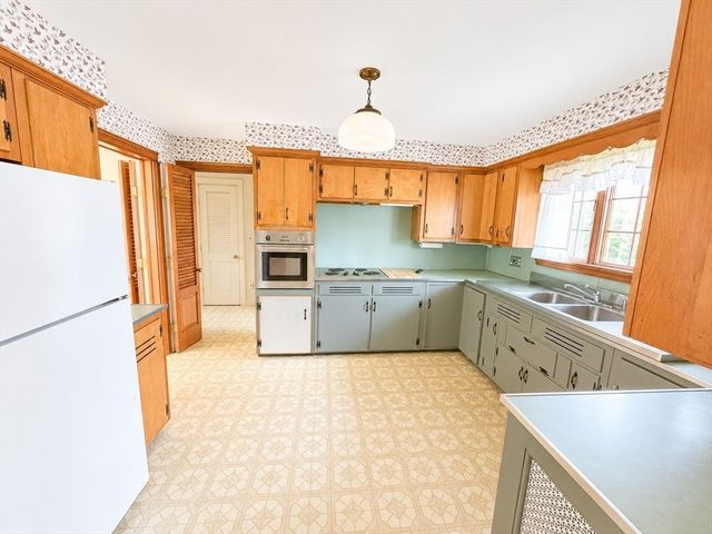 212 Charlton Road, Sturbridge, MA 01566