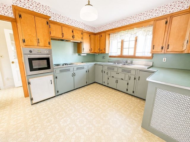 212 Charlton Road, Sturbridge, MA 01566