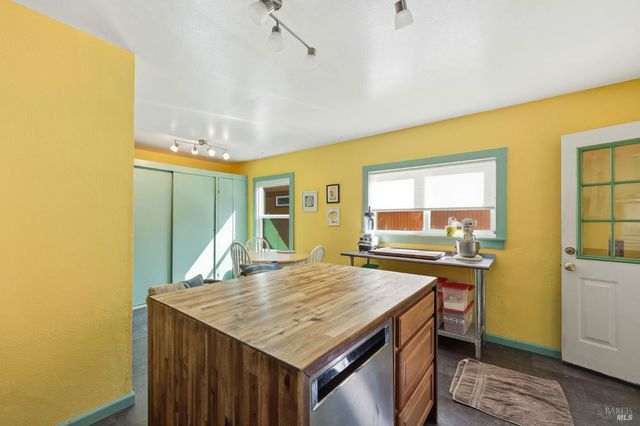 10621 River Rd, Forestville, CA 95436