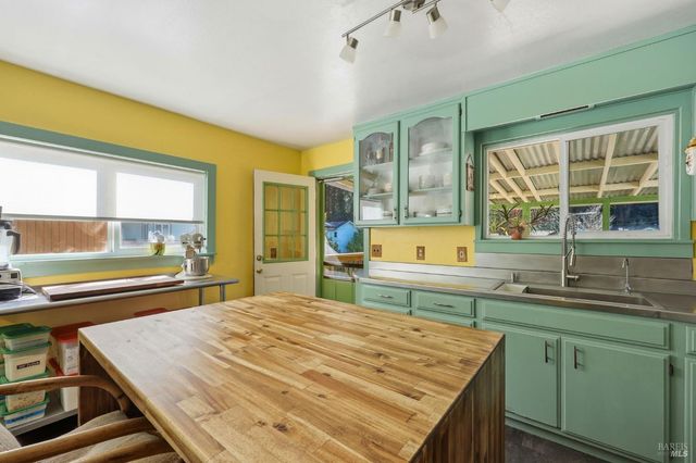 10621 River Rd, Forestville, CA 95436