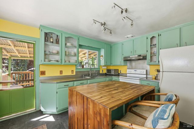 10621 River Rd, Forestville, CA 95436