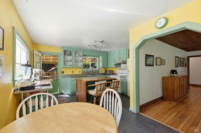 10621 River Rd, Forestville, CA 95436