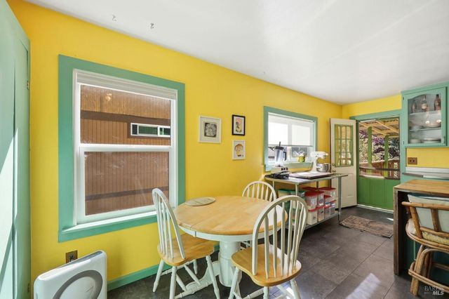 10621 River Rd, Forestville, CA 95436