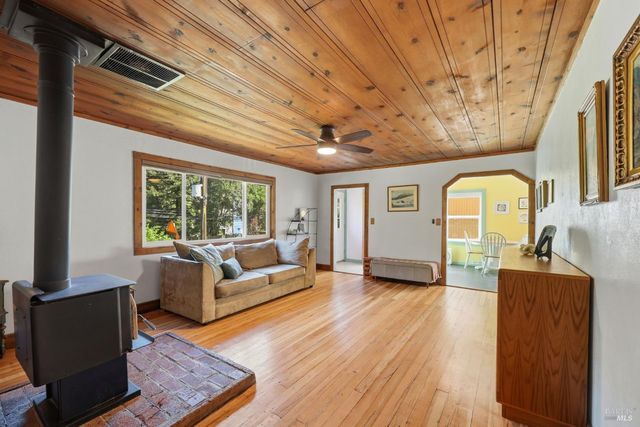 10621 River Rd, Forestville, CA 95436