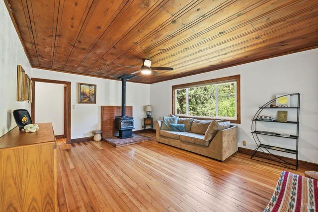 10621 River Rd, Forestville, CA 95436