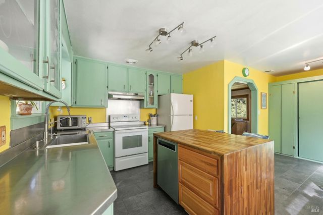 10621 River Rd, Forestville, CA 95436