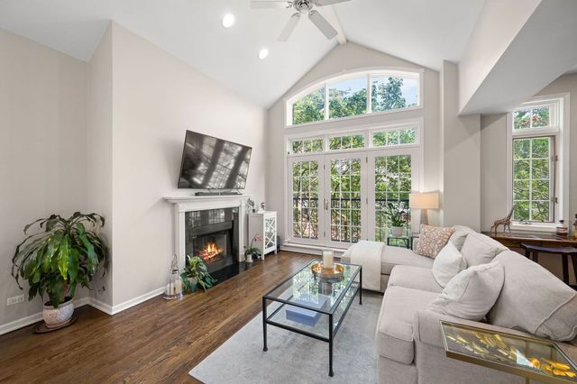 913 W ALTGELD Street 4W, Chicago, IL 60614