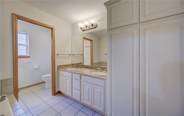 2705 S Breckenridge Drive, Independence, MO 64055