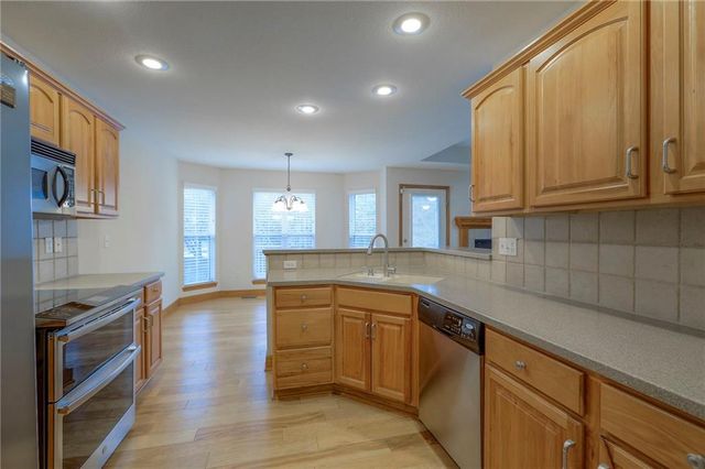 2705 S Breckenridge Drive, Independence, MO 64055