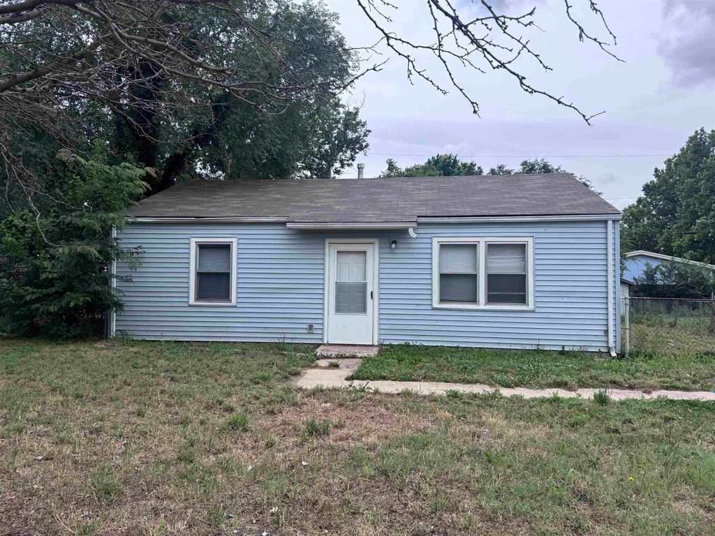 2929 E Idlewild Dr., Wichita, KS 67216