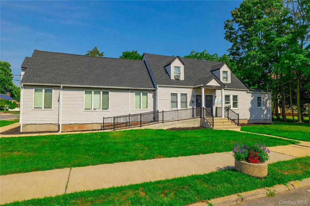 256 N Wellwood Avenue, Lindenhurst, NY 11757 — exterior