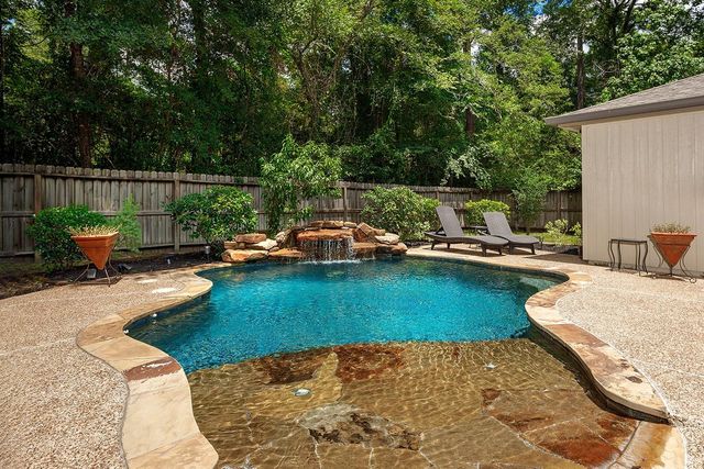 4 Postvine Court, The Woodlands, TX 77381