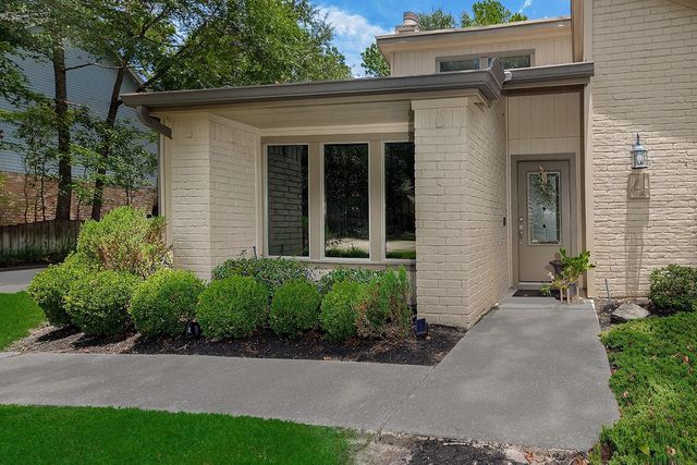 4 Postvine Court, The Woodlands, TX 77381