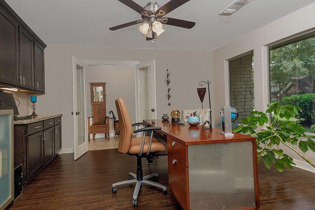 4 Postvine Court, The Woodlands, TX 77381