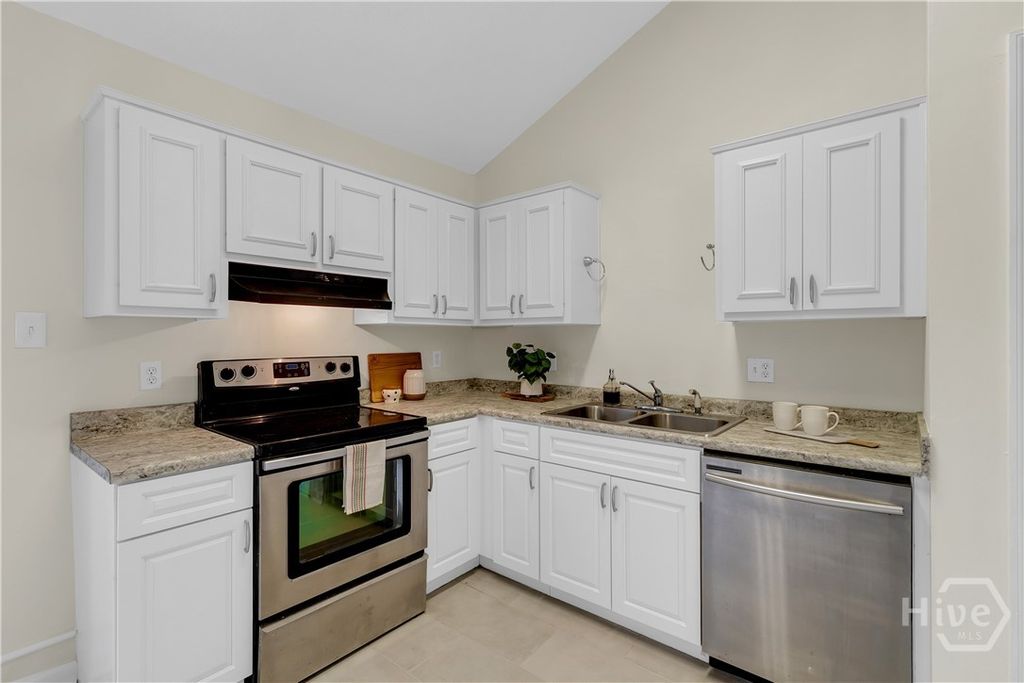Image 11 of property listing at 132 Hunt Club Court, Savannah, GA 31406