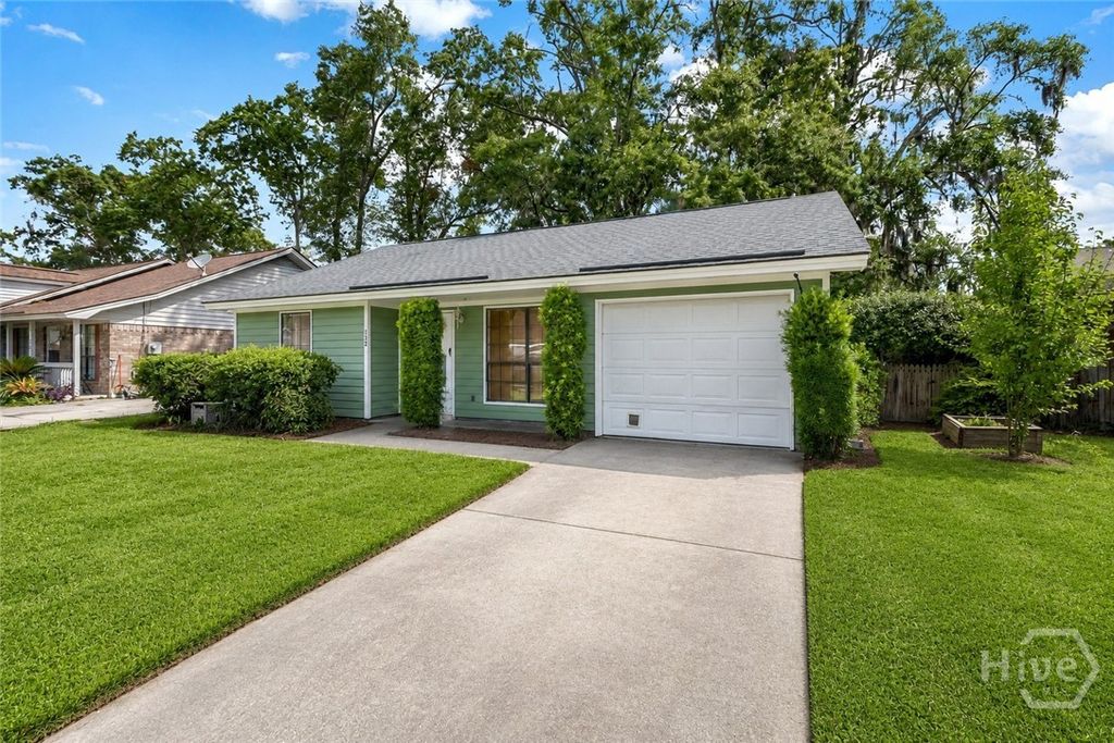Image 2 of property listing at 132 Hunt Club Court, Savannah, GA 31406