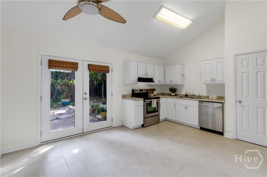 Image 8 of property listing at 132 Hunt Club Court, Savannah, GA 31406
