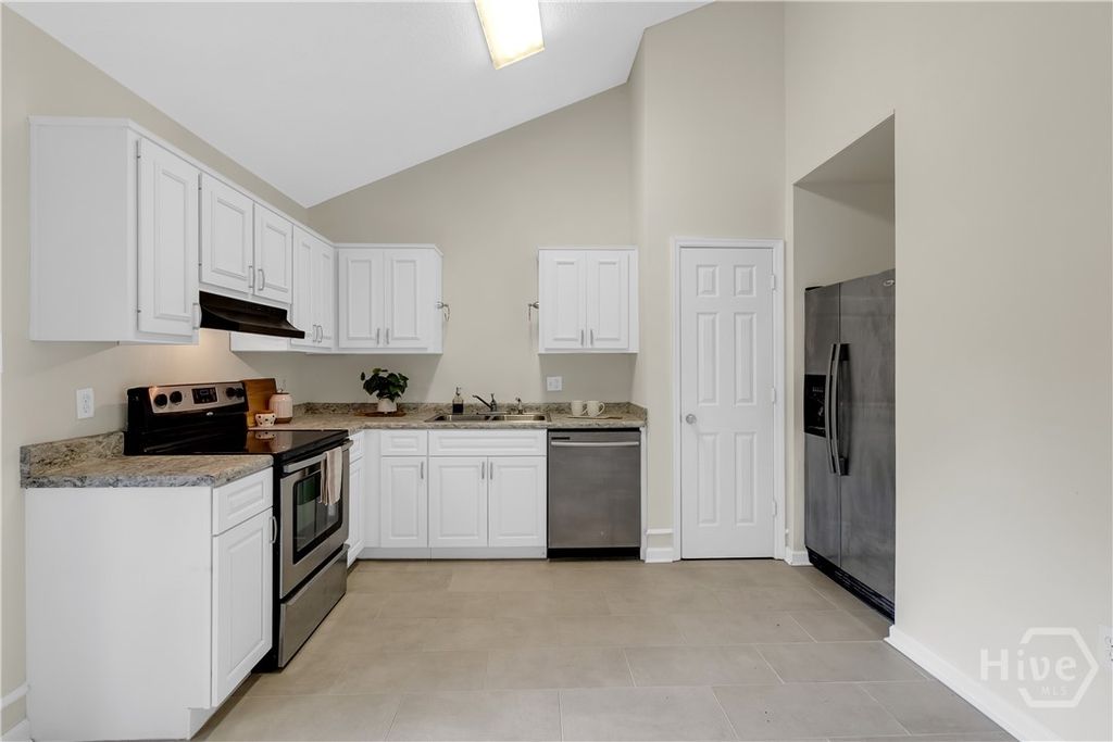 Image 9 of property listing at 132 Hunt Club Court, Savannah, GA 31406