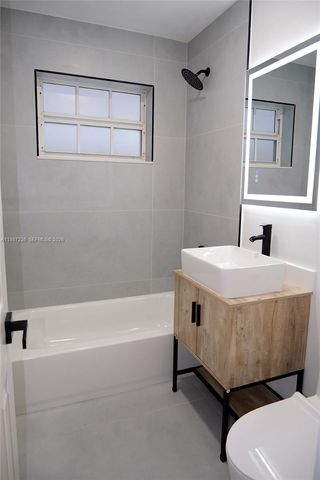 1084 SW 4th Ave, Pompano Beach, FL 33060