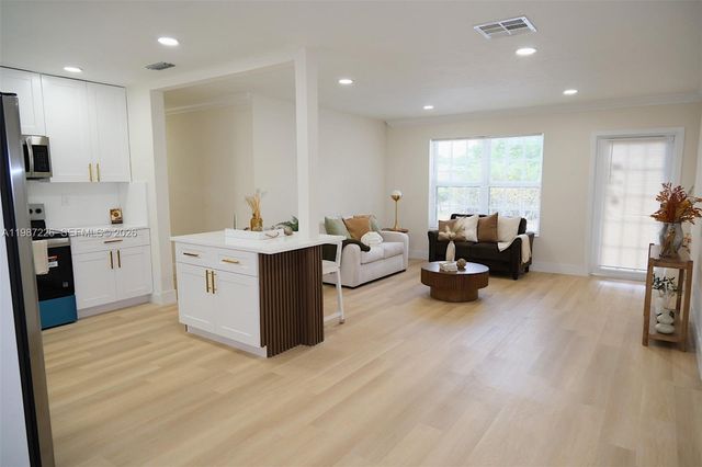 1084 SW 4th Ave, Pompano Beach, FL 33060