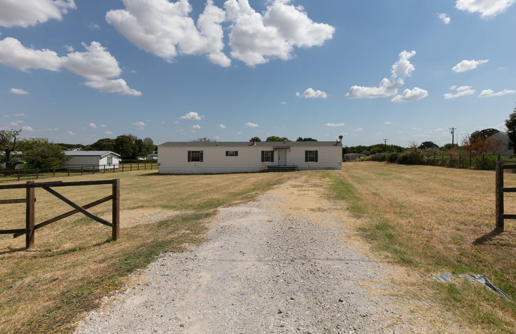 206 Creekview Meadows Court, Springtown, TX 76082 — exterior