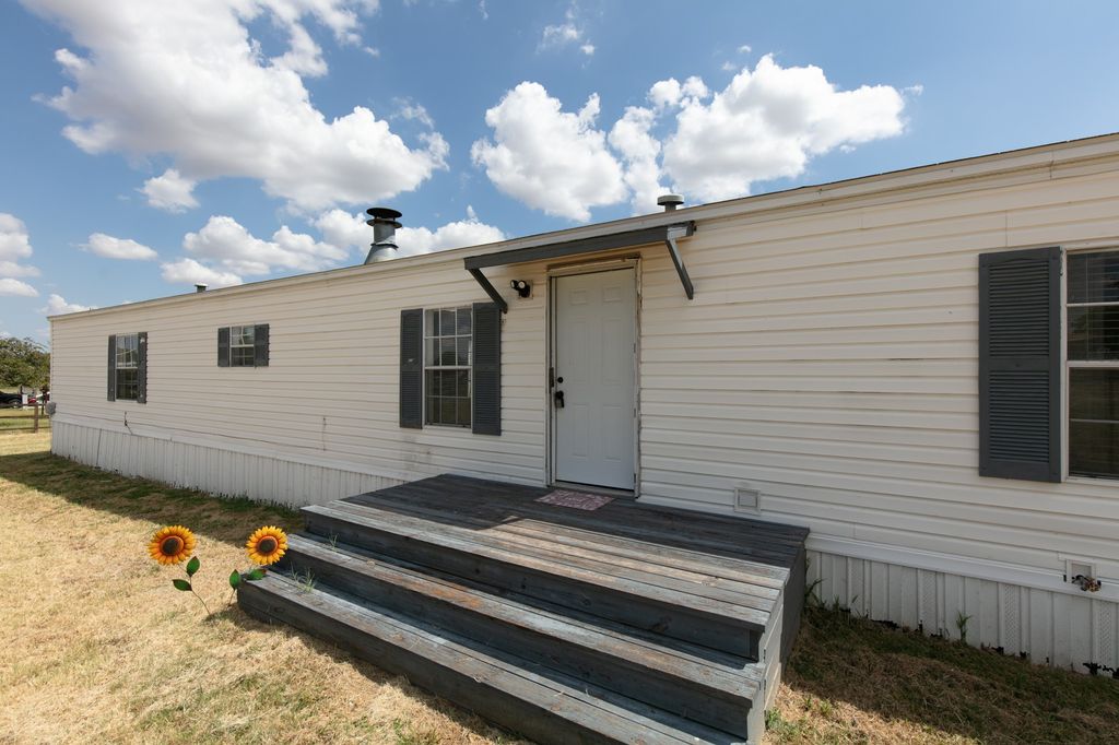 206 Creekview Meadows Court, Springtown, TX 76082 — photo 2