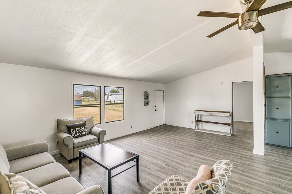 206 Creekview Meadows Court, Springtown, TX 76082 — photo 4
