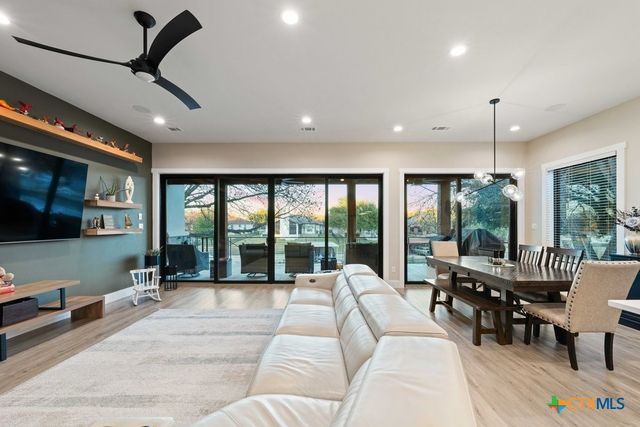 300 Bridgepoint Drive, Kingsland, TX 78639