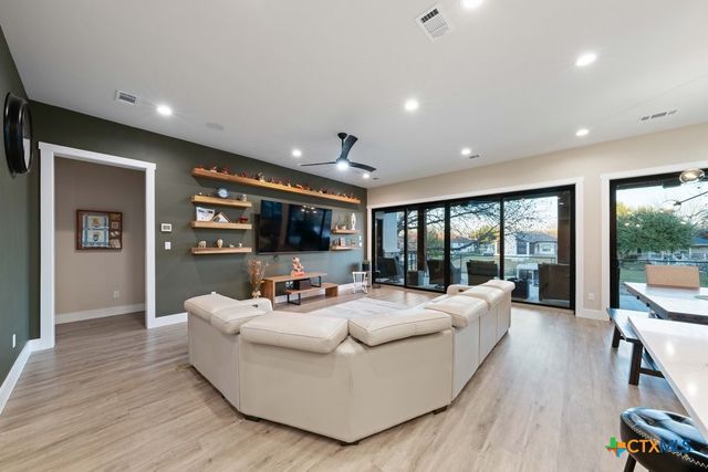 300 Bridgepoint Drive, Kingsland, TX 78639